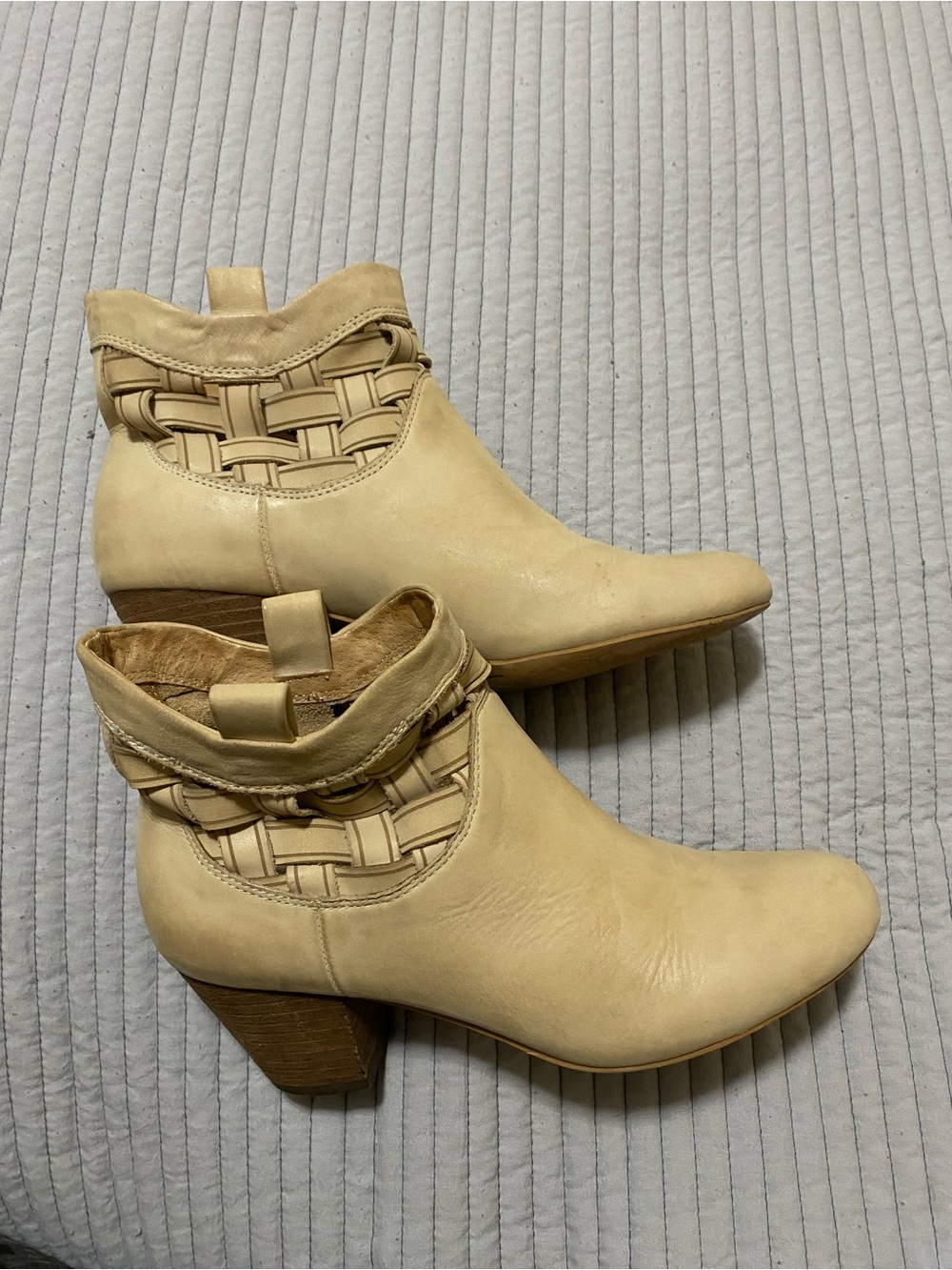 Corsica Como cream leather block heel ankle women’s booties size 7